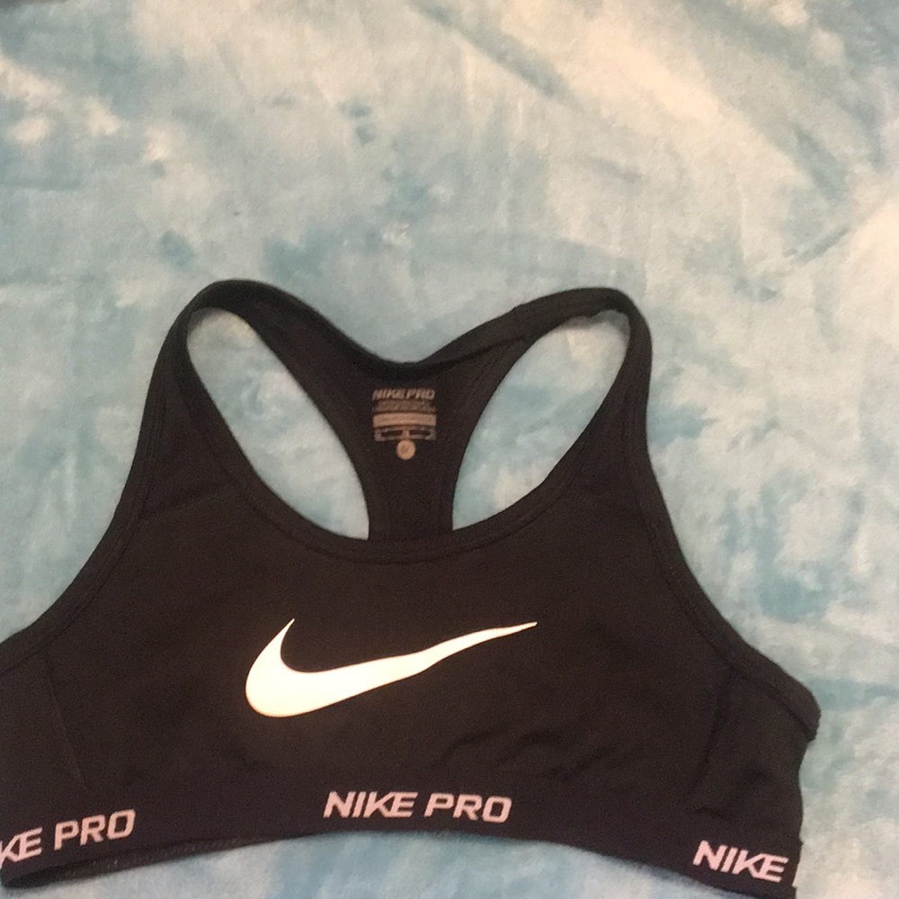 Black nike sports bra.